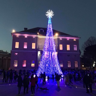 L'albero di Natale da 30 mila led in piazza Italia e la grande “pallina” in piazza Rocca: Loano si accende con le Mille luci delle Feste