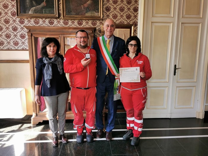 Alassio, un riconoscimento per il loro impegno in Croce Rossa ai militi Giancarlo e Beatrice