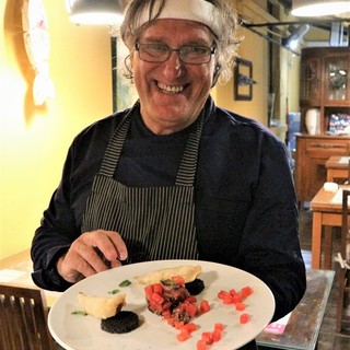 Lo chef dell'Osteria della Pescheria degli Artisti con in piatto vincitore del contest