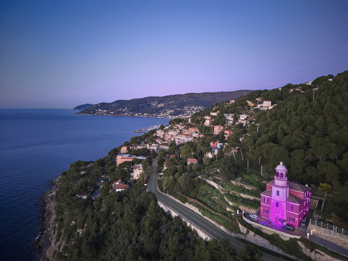 Andora, il faro di Capo Mele si illumina di rosa per il Giro d'Italia