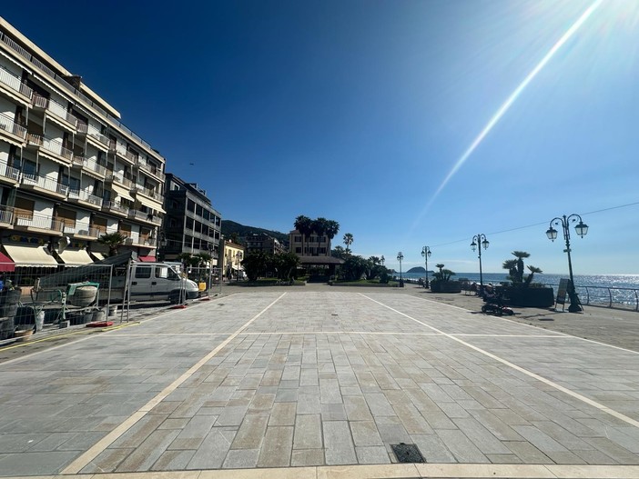 Alassio, terminata la posa delle basole di arenaria in piazza Partigiani