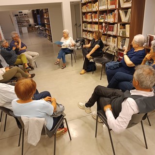 “Club del Libro” a Loano, in biblioteca nuovo incontro dedicato a “Aggiustare l'universo” di Raffaella Romagnolo