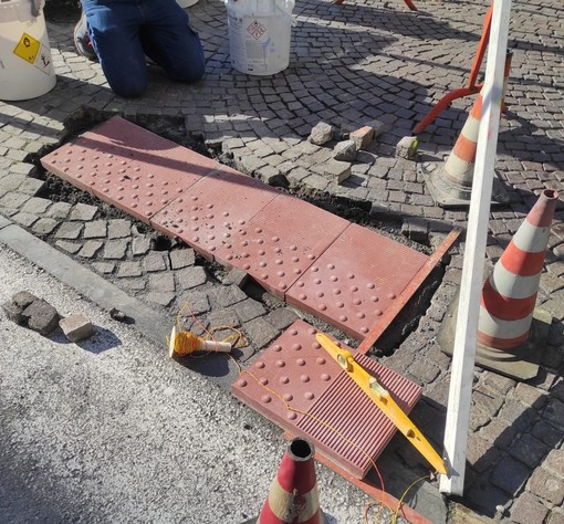 Albenga, in viale Martiri della Libertà la posa della pavimentazione LVE per non vedenti