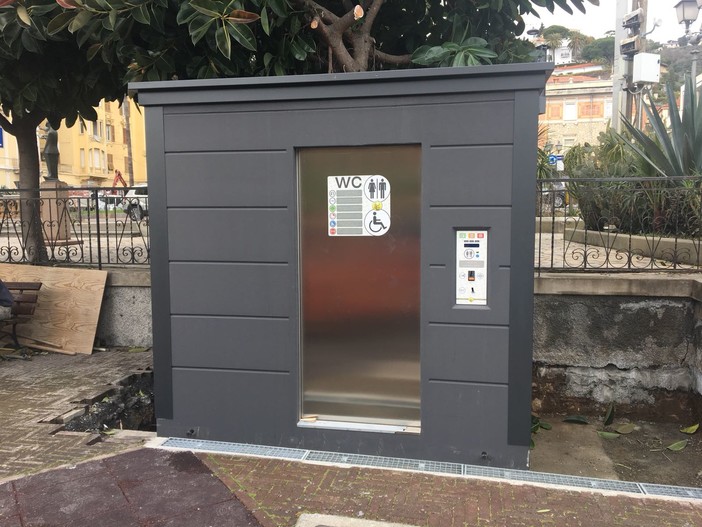 Alassio, arrivano i nuovi bagni pubblici anti-vandali (FOTO)