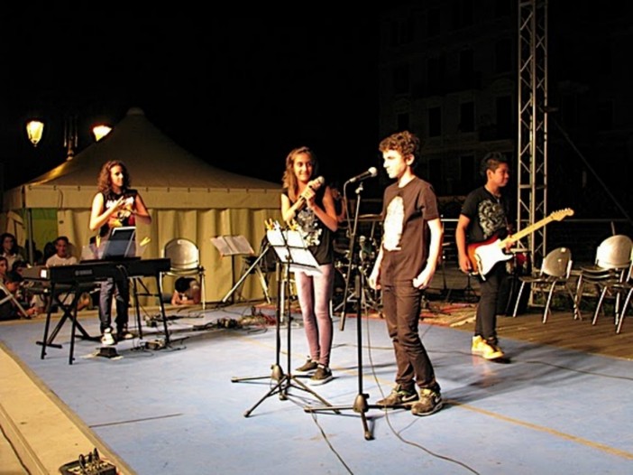 Alassio: concerto scuola Ollandini in Piazza Partigiani