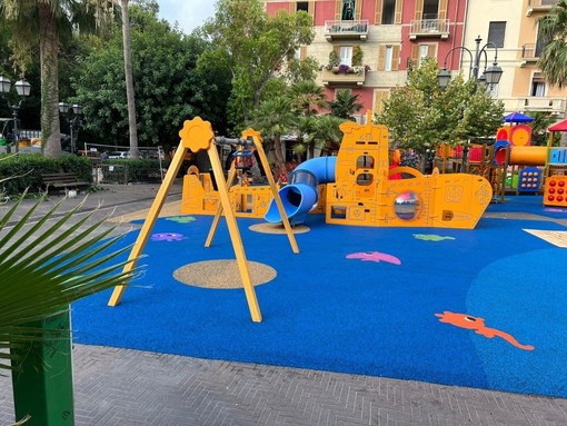 Alassio, pronti a riaprire i giardini Charlie Chaplin con nuovi giochi inclusivi e pavimentazione antitrauma