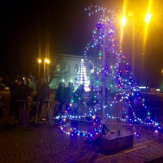 Cairo Montenotte, l'albero di Natale &quot;a pedali&quot; piace: ecco il video