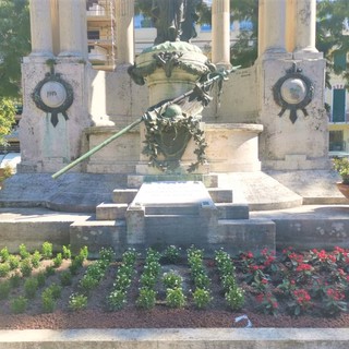 Alassio, restyling giardini in piazza della Libertà con siepe tricolore per il Monumento ai Caduti