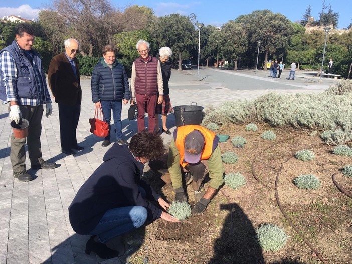 Savona, grazie all’associazione Italia Nostra riprende vita l’aiuola del monumento a Garibaldi (FOTO)