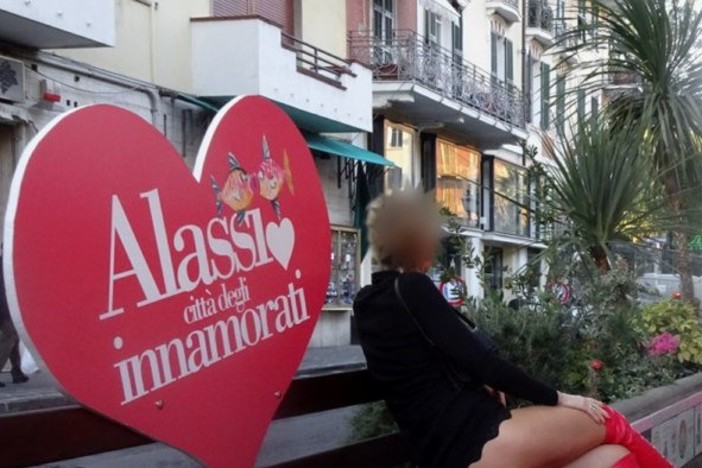 Alassio, foto a &quot;luci rosse&quot; sulla panchina degli innamorati