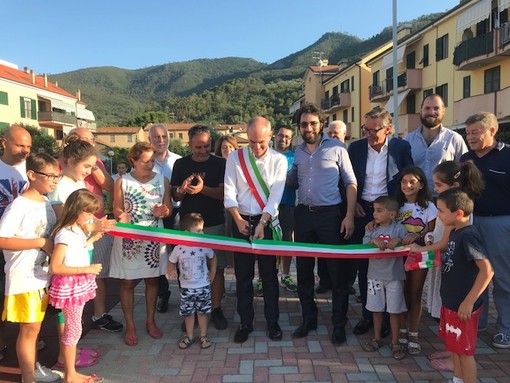 Albenga, dopo il restyling inaugurata la piazza 'Falcone e Borsellino' (FOTO)