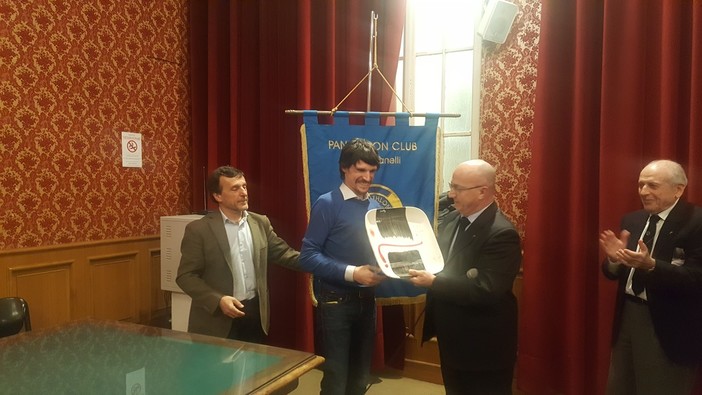 Savona: l’atleta paralimpico Campione Italiano di triathlon Alessandro Mennella riceve il premio Luigi De Manincor