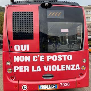 Tpl Linea, “Qui non c’è posto per la VIOLENZA”: un sedile e un bollino rosso per la Giornata Internazionale contro la violenza sulle donne