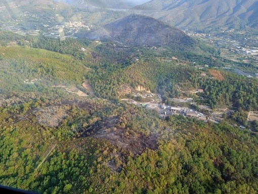 Incendio boschivo a Cisano: segnalate alcune riprese di piccoli focolai, situazione sotto controllo