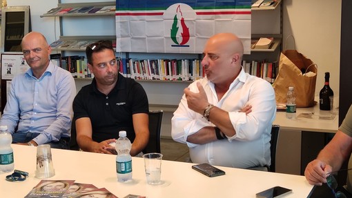 Elezioni 2022, a Loano Berrino (FdI) incontra i balneari: &quot;Lasciare al nuovo governo le iniziative per tutelare una parte importante del nostro sistema turistico&quot; (FOTO e VIDEO)