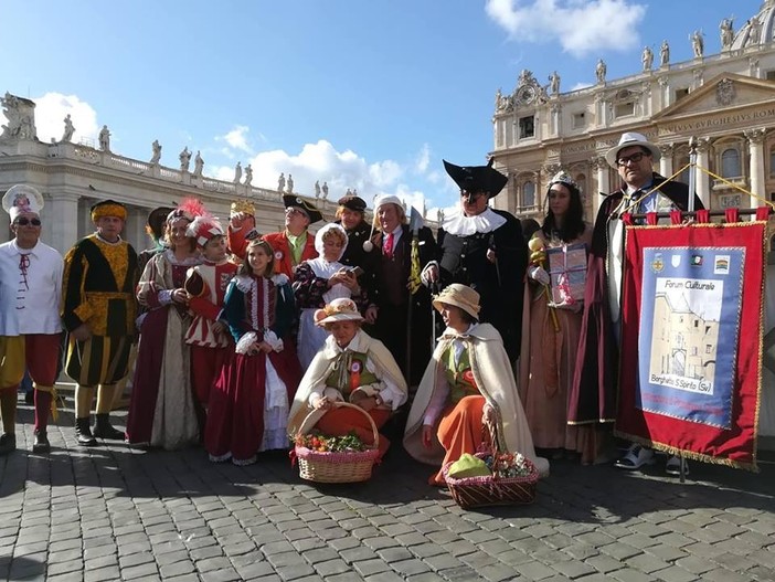 Le &quot;maschere&quot; del Forum Culturale di Borghetto ricevute in Vaticano dal Papa