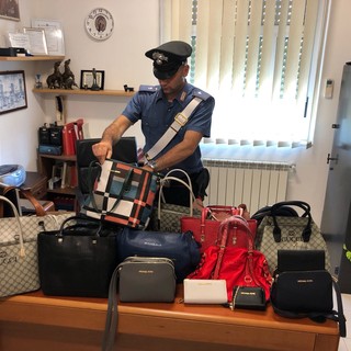 Borghetto, lotta all'abusivismo commerciale: i carabinieri denunciano 7 stranieri irregolari, altri 4 sanzionati