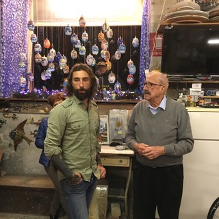 Albissola, Brumotti da Striscia alle Ceramiche San Giorgio: “Oggi niente botte, ma solo botti”