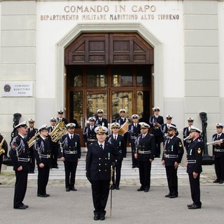 La banda della Marina Militare sfila a Noli