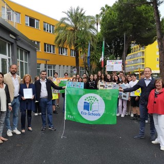 Andora, le scuole medie festeggiano la Giornata Mondiale dell'Ambiente ricevendo la Bandiera Verde FEE