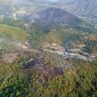 Incendio boschivo a Cisano: segnalate alcune riprese di piccoli focolai, situazione sotto controllo