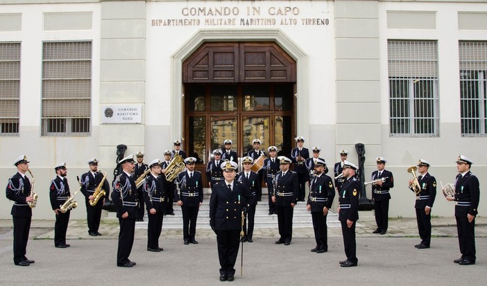 La banda della Marina Militare sfila a Noli