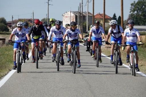 Parkinsonauti in bicicletta: “Prendiamoci per mano” di Albenga sostiene il viaggio verso il 6° World Parkinson Congress