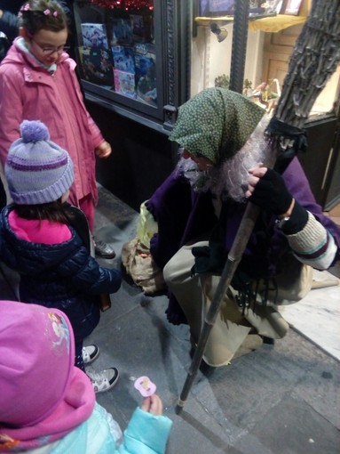 Albenga, la Befana ha fatto visita al Quartiere di Sant’Eulalia (FOTO)