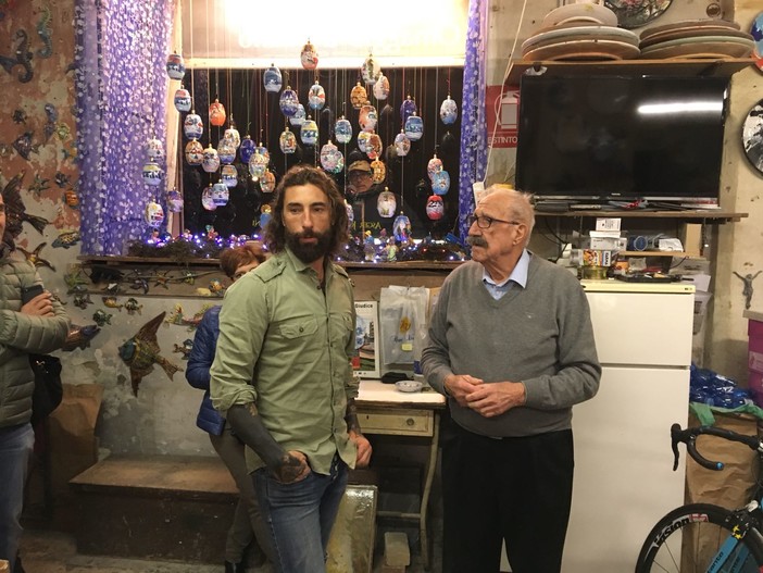 Albissola, Brumotti da Striscia alle Ceramiche San Giorgio: “Oggi niente botte, ma solo botti”