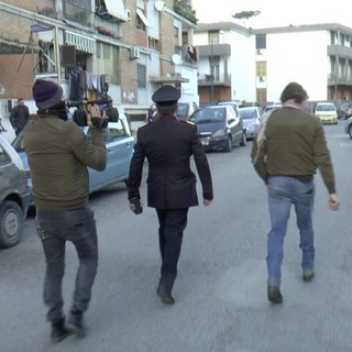 Brumotti scortato dai carabinieri per le vie del rione Traiano a Napoli