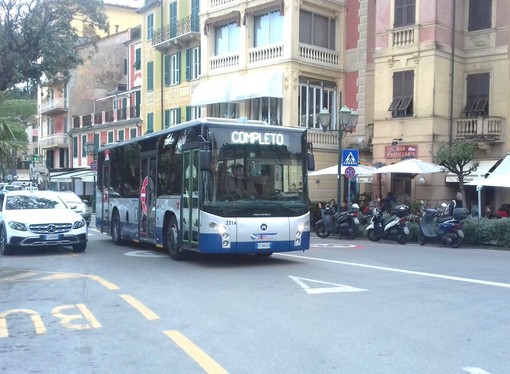 I bus Atp in autostrada in caso di stop all'Aurelia nel levante