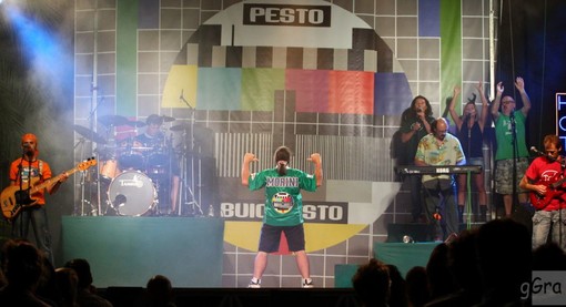 Loano, festa per le bandiere blu con i Buio Pesto