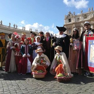 Le &quot;maschere&quot; del Forum Culturale di Borghetto ricevute in Vaticano dal Papa