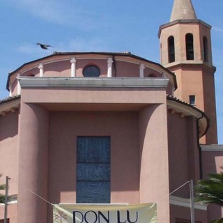 Alassio: in fiamme lo striscione &quot;Don Lu siamo con te&quot;