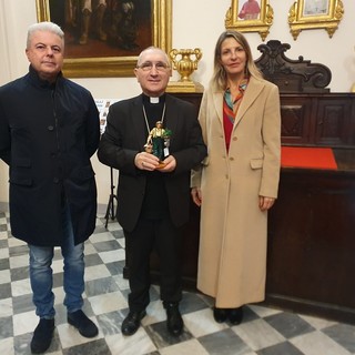 Confartigianato e Coldiretti, come tradizione, donano alla diocesi di Albenga-Imperia una statuina del presepe