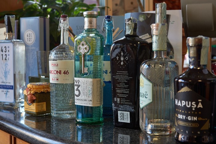 Albenga, “L’Italia del Gin”: al Bar Matteotti degustazione delle produzioni artigianali di ogni regione