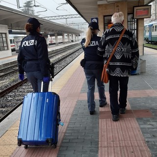 Controlli Polfer sui treni e nelle stazioni durante le festività: 2 arresti e 23 denunce