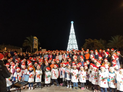 Andora, il coro delle voci bianche delle scuole primarie ha accesso l’albero e le luminarie