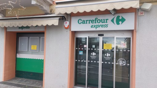 Celle, gli scaffali si svuotano: chiude il Carrefour Express di via Bernardo Arecco