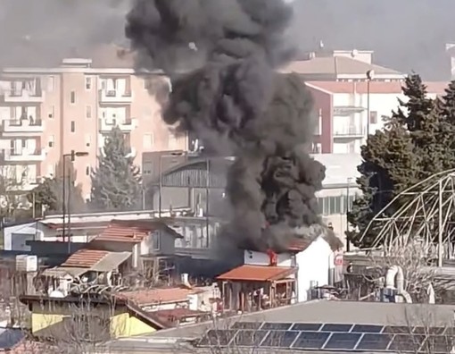 Cairo, casetta a fuoco in via Tecchio: nube di fumo nero visibile nel cielo (VIDEO)