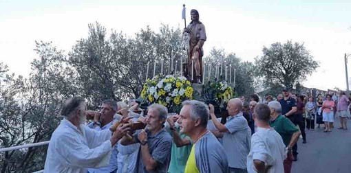 Varazze, in frazione Castagnabuona la processione per festeggiare san Rocco