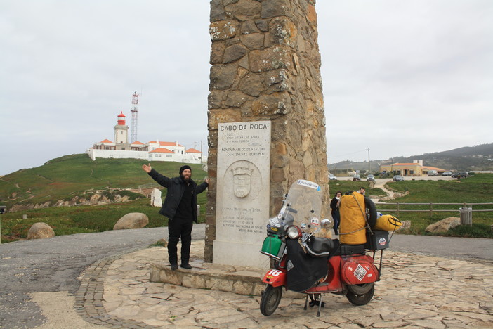 Un viaggio di 16000 chilometri in sella ad una Vespa: Simone Sciutteri arriva in Portogallo