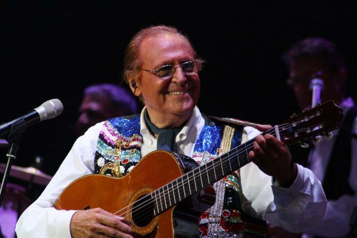 Renzo Arbore e l’Orchestra Italiana in concerto a Ceriale