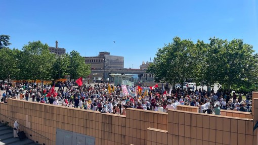 Il corteo contro i progetti calati dall'alto. Quasi duemila in piazza a Genova. Conte: &quot;Perverso intreccio tra politica e affari&quot;