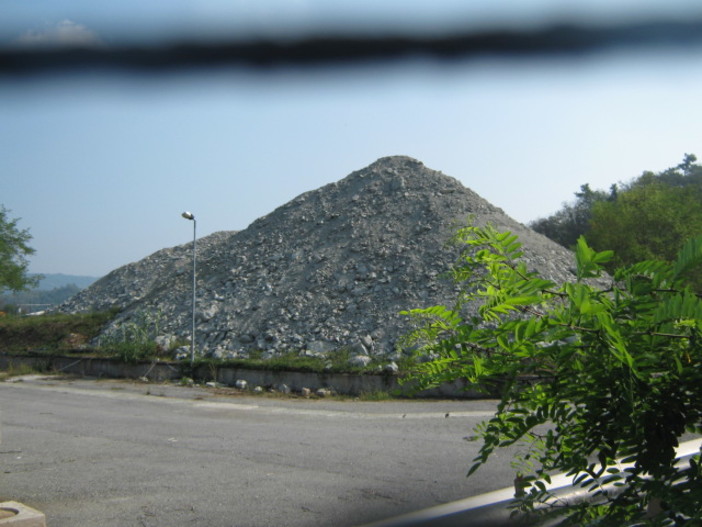 Colline di inerti nella discarica di Cima Montà. Foto dell'8 settembre 2012