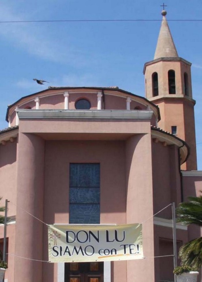 Alassio: in fiamme lo striscione &quot;Don Lu siamo con te&quot;