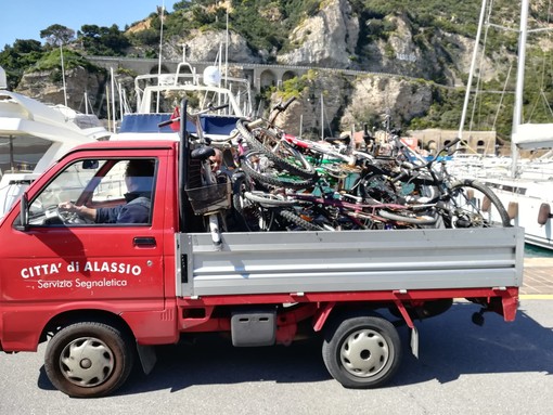 Alassio, rimosse le bici abbandonate (FOTO)