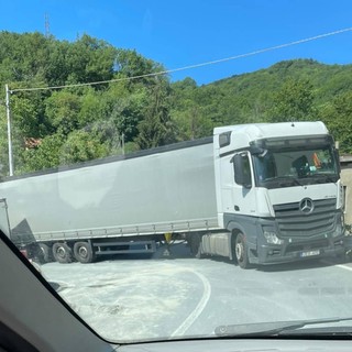 Camion incastrato a Stella Santa Giustina: disagi al traffico lungo la Ss 334 del Sassello (FOTO)