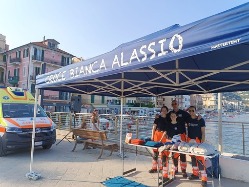 Alassio celebra la Giornata Nazionale delle Pubbliche Assistenze ANPAS: il pontile Bestoso si illumina di arancione