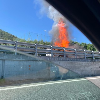 Camion in fiamme lungo l'A10 tra Arenzano e Varazze: Vigili del fuoco in azione